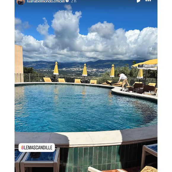 Dans une première story, elle a dévoilé une sublime photo d'une piscine aux courbes élégantes, bordée de parasols jaunes au charme rétro, avec un panorama spectaculaire sur les montagnes. Le lieu de ce havre de paix ? Le mythique Mas Candille, un domaine cinq étoiles niché à Mougins. 

Luana Belmondo de passage dans le sud, elle allie plaisir et travail.