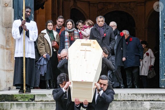 Pia Laborde et Gabrièle Laborde, les filles de C.Laborde, et leur père Jimmy - Sortie des obsèques de Catherine Laborde en l’église Saint-Roch à Paris, le 6 février 2025. Décédée le 28 janvier 2025 à l'âge de 73 ans, l'ancienne présentatrice météo de TF1 (1988 - 2017) était atteinte de la maladie neurodégénérative à corps de Lewy. 
© Jacovides - Moreau / Bestimage