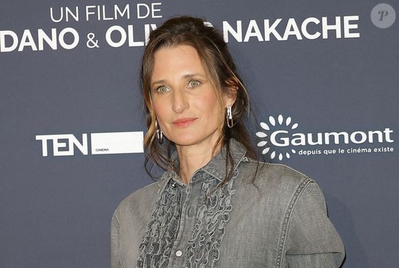 À l'âge de 5 ans, elle a en effet quitté Paris pour s'installer à Londres.

Camille Cottin - Première du film "Juste une illusion" au cinéma Le Grand Rex à Paris le 22 mars 2026. © Coadic Guirec/Bestimage