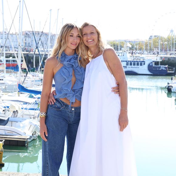 Chloé Jouannet et Alexandra Lamy lors du photocall de la série "Killer Coaster" lors de la 25ème édition du Festival de la fiction de la Rochelle, France, le 13 septembre 2023 / Denis Guignebourg / Bestimage