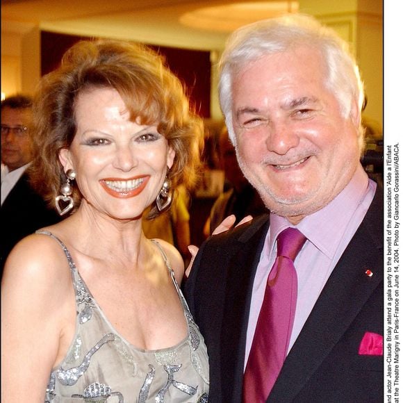 L'actrice française Claudia Cardinale et l'acteur Jean-Claude Brialy assistent à une soirée de gala au profit de l'association 'Aide a l'Enfant Refugie' au Théâtre Marigny à Paris-France le 14 juin 2004. Photo par Giancarlo Gorassini/ABACA.
