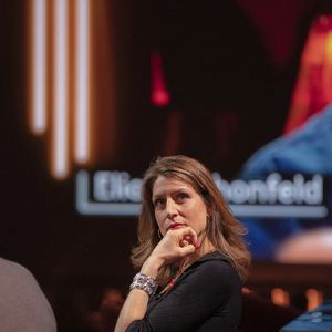 "Son histoire avec France Inter n'est pas terminée : nous discutons déjà ensemble de nouveaux projets pour l'avenir", a-t-elle annoncé.

Exclusif - Adèle Van Reeth - Pendant l'émission OEED (On Est En Direct)  , présentée par Laurent Ruquier et diffusée en direct  le 27/03/21 sur France2

© Jack Tribeca / Bestimage