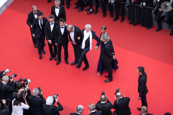 Frédéric Niedermayer, Olivier Defays, Timi-Joy Marbot, Gustave de Kervern, Pierre Richard et sa femme Ceyla Lacerda, guest - Montée des marches du film « La venue de l’avenir » lors du 78ème Festival International du Film de Cannes, au Palais des Festivals à Cannes. Le 22 mai 2025
© Olivier Borde/ Bestimage