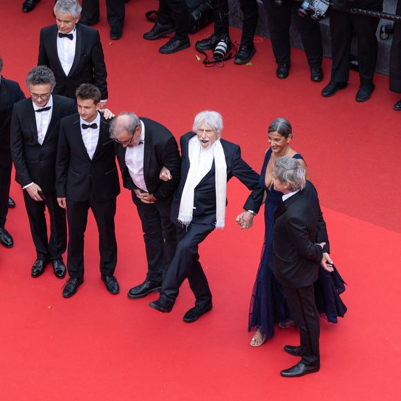 Frédéric Niedermayer, Olivier Defays, Timi-Joy Marbot, Gustave de Kervern, Pierre Richard et sa femme Ceyla Lacerda, guest - Montée des marches du film « La venue de l’avenir » lors du 78ème Festival International du Film de Cannes, au Palais des Festivals à Cannes. Le 22 mai 2025
© Olivier Borde/ Bestimage