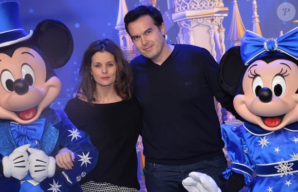 Mariés depuis 2012, ils forment un couple fusionnel et le romancier a même dévoilé que son épouse l'avait aidé pour l'écriture de son ouvrage.

Faustine Bollaert et son mari Maxime Chattam -  25 ème anniversaire de Disneyland Paris à Marne-La-Vallée le 25 mars 2017
© Veeren Ramsamy / Bestimage