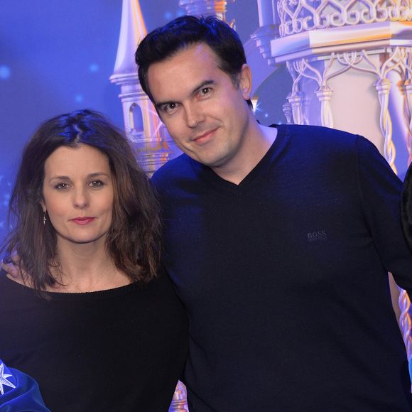 Mariés depuis 2012, ils forment un couple fusionnel et le romancier a même dévoilé que son épouse l'avait aidé pour l'écriture de son ouvrage.

Faustine Bollaert et son mari Maxime Chattam -  25 ème anniversaire de Disneyland Paris à Marne-La-Vallée le 25 mars 2017
© Veeren Ramsamy / Bestimage