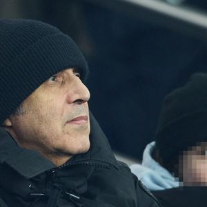 Julien Clerc et son fils Léonard dans les tribunes lors du match de Ligue Des Champions (LDC) "PSG - Brest" au Parc Des Princes.
© Cyril Moreau/Bestimage