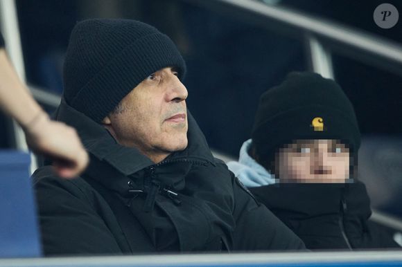 Julien Clerc et son fils Léonard dans les tribunes lors du match de Ligue Des Champions (LDC) "PSG - Brest" au Parc Des Princes.
© Cyril Moreau/Bestimage