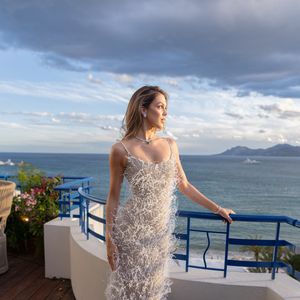 "Là, j’en ai tous les matins", a-t-elle confié avant de révéler qu’un autre aliment bien précis l’aidait aussi énormément à rester en forme.

Iris Mittenaere - Défilé "Caroline's Couture" présenté par Caroline Scheufele sur la terrasse Chopard de l'hôtel "Le Martinez " lors du 79ème Festival International du Film de Cannes le 14 mai 2026. © Florent Lavielle/Bestimage