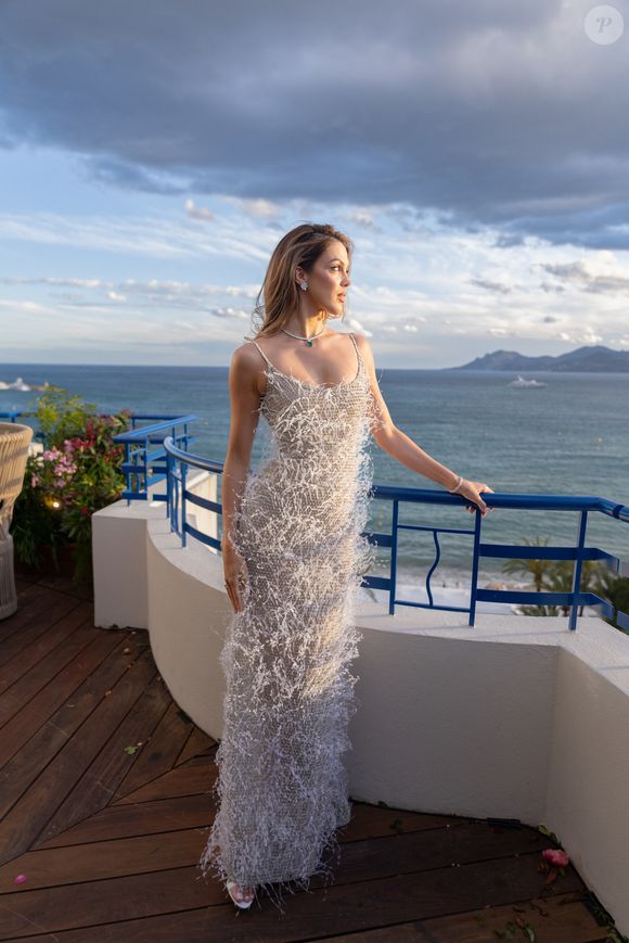 "Là, j’en ai tous les matins", a-t-elle confié avant de révéler qu’un autre aliment bien précis l’aidait aussi énormément à rester en forme.

Iris Mittenaere - Défilé "Caroline's Couture" présenté par Caroline Scheufele sur la terrasse Chopard de l'hôtel "Le Martinez " lors du 79ème Festival International du Film de Cannes le 14 mai 2026. © Florent Lavielle/Bestimage