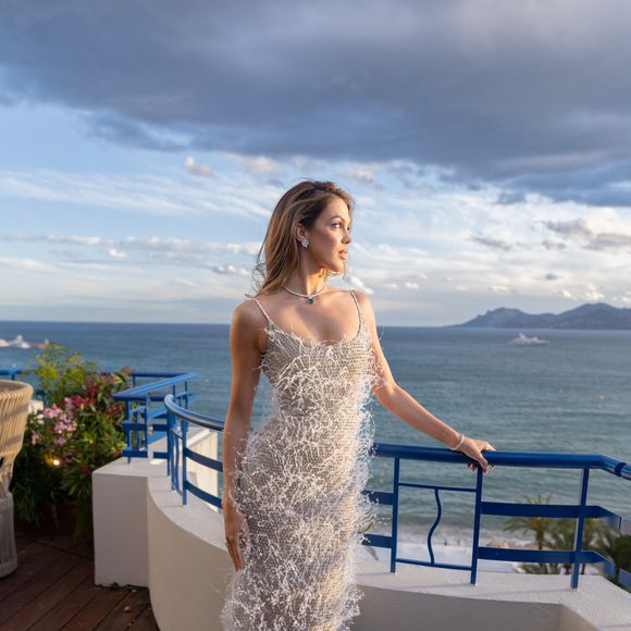 "Là, j’en ai tous les matins", a-t-elle confié avant de révéler qu’un autre aliment bien précis l’aidait aussi énormément à rester en forme.

Iris Mittenaere - Défilé "Caroline's Couture" présenté par Caroline Scheufele sur la terrasse Chopard de l'hôtel "Le Martinez " lors du 79ème Festival International du Film de Cannes le 14 mai 2026. © Florent Lavielle/Bestimage