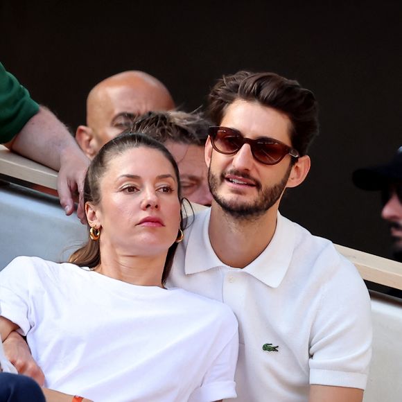 Pierre Niney et sa compagne Natasha Andrews - Célébrités dans les tribunes de la finale homme des Internationaux de France de tennis de Roland Garros 2024 à Paris le 9 juin 2024. © Jacovides-Moreau/Bestimage