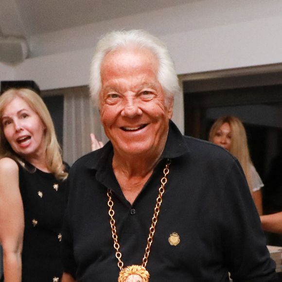 Massimo Gargia a transformé l’Hôtel de Paris à Saint-Tropez en un véritable écrin festif pour célébrer son 85e anniversaire...

Massimo Gargia lors de la fête d'anniversaire de M.Gargia (85 ans) à l'Hôtel de Paris à Saint-Tropez.

© Franz Chavaroche / Bestimage