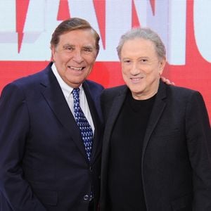 Exclusif - Jean-Pierre Foucault et Michel Drucker lors de l'enregistrement de l'émission Vivement dimanche  au studio Rive Gauche, présentée par M.Drucker et diffusée sur France 3 le 11 mai 2025, à Paris, France, le 5 mai 2025. © Guillaume Gaffiot/Bestimage