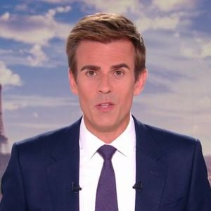 Jean-Baptiste Marteau, qui était déjà son joker, assurera désormais la présentation du 20 heures en tant que titulaire.

Jean-Baptiste Marteau présente le JT de 20 heures de France 2.

Capture d'écran du journal de 20 Heures sur France 2