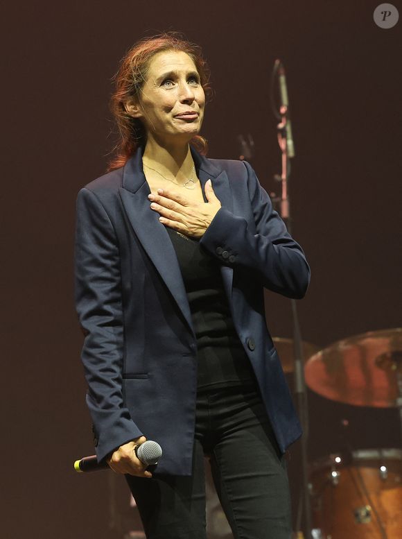 Emily est maman de trois enfants, à qui elle transmet la fierté de leur grand-père.


Exclusif - Emily Bécaud - Concert "Et Maintenant", le spectacle hommage à Gilbert Bécaud interprété par Jules Grison avec la participation exceptionnelle de sa fille, Emily Bécaud à l'Olympia. © Coadic Guirec/Bestimage