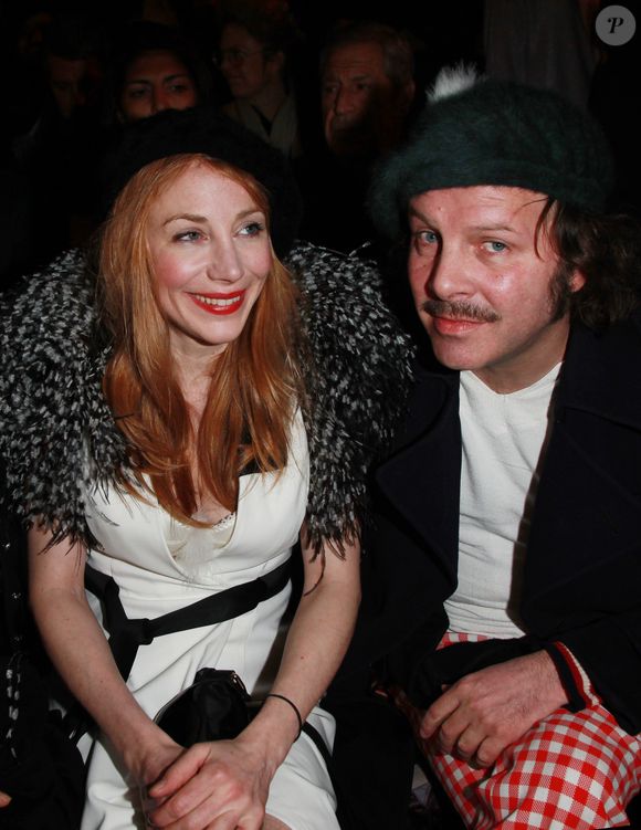 Elle semble ainsi, avec Philippe Katerine, être très heureuse de pouvoir profiter de cet endroit paisible, connecté à la nature et pas si loin de Paris, ce qui est tout de meme un gros avantage comme elle l’expliquait à Paris Match, toujours : "Ma vie mondaine et nocturne est derrière moi. Et je ne suis pas loin de la capitale si je veux aller à l'Opéra."

Archives - Julie Depardieu et Philippe Katerine en Janvier 2012 à Paris
Agence / Bestimage