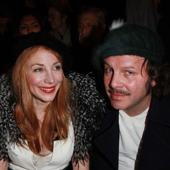 Elle semble ainsi, avec Philippe Katerine, être très heureuse de pouvoir profiter de cet endroit paisible, connecté à la nature et pas si loin de Paris, ce qui est tout de meme un gros avantage comme elle l’expliquait à Paris Match, toujours : "Ma vie mondaine et nocturne est derrière moi. Et je ne suis pas loin de la capitale si je veux aller à l'Opéra."

Archives - Julie Depardieu et Philippe Katerine en Janvier 2012 à Paris
Agence / Bestimage