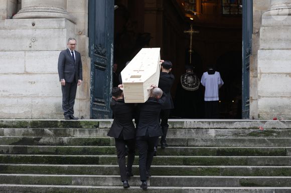 La cérémonie a commencé à 14H

Le cercueil arrivant à la cérémonie d'obsèques de Catherine Laborde à l'église Saint-Roch à Paris, France, le 6 février 2025. L'emblématique présentatrice météo de TF1 est décédée le 28 janvier 2025 à l'âge de 73 ans, des suites d'une démence à corps de Lewy, une maladie neurodégénérative dont Catherine Laborde souffrait depuis 2014. Photo by Nasser Berzane/ABACAPRESS.COM