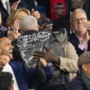 Omar Sy et Dj Snake - Célébrités dans les tribunes lors du match retour de la Ligue Des Champions 2024-2025 (LDC) "PSG - Arsenal" (2-1) au Parc des Princes à Paris le 7 mai 2025. © Cyril Moreau/Bestimage