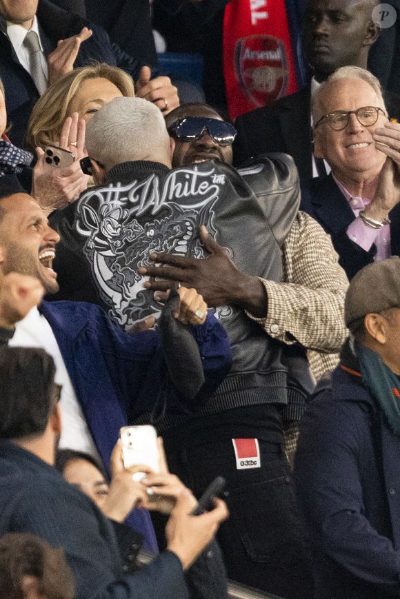 Omar Sy et Dj Snake - Célébrités dans les tribunes lors du match retour de la Ligue Des Champions 2024-2025 (LDC) "PSG - Arsenal" (2-1) au Parc des Princes à Paris le 7 mai 2025. © Cyril Moreau/Bestimage