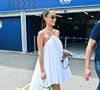 Pour réveiller le blanc éclatant de sa tenue, Alexandra Leclerc a jeté son dévolu sur l'accessoire phare de la saison : le sac Valérie en cuir, dans une teinte vert clair ultra-tendance baptisée "Acid Green" par le créateur Simon Jacquemus. 

Alexandra Leclerc dans les paddocks du Formula 1 Louis Vuitton Grand Prix de Monaco 2026, à Monte Carlo, Monaco, le 5 juin 2026. © Manuele Mangiarotti/IPA via ZUMA Press/Bestimage