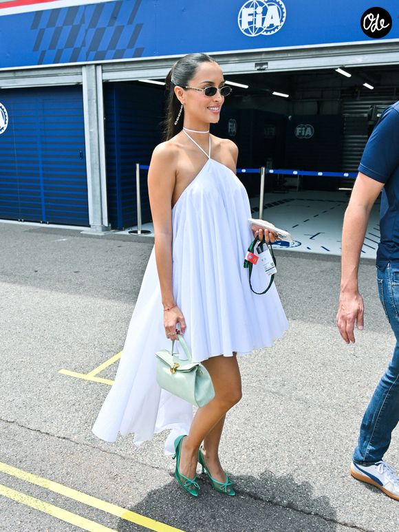 Pour réveiller le blanc éclatant de sa tenue, Alexandra Leclerc a jeté son dévolu sur l'accessoire phare de la saison : le sac Valérie en cuir, dans une teinte vert clair ultra-tendance baptisée "Acid Green" par le créateur Simon Jacquemus. 

Alexandra Leclerc dans les paddocks du Formula 1 Louis Vuitton Grand Prix de Monaco 2026, à Monte Carlo, Monaco, le 5 juin 2026. © Manuele Mangiarotti/IPA via ZUMA Press/Bestimage