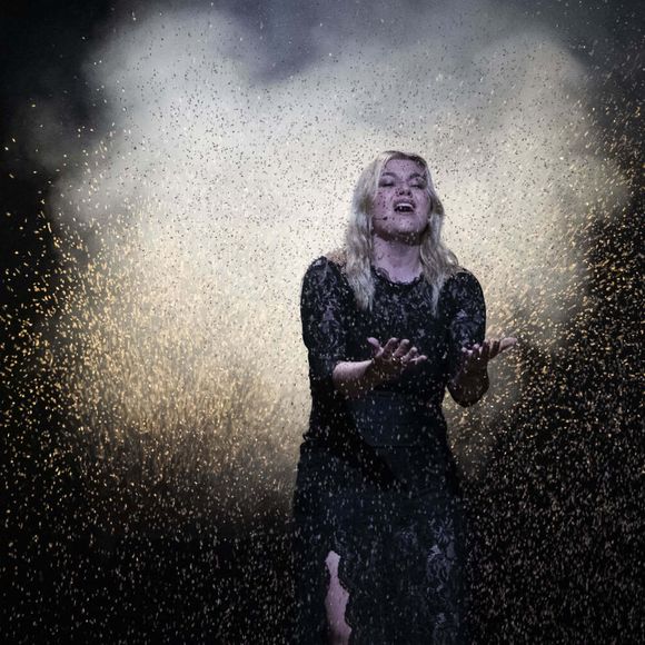 Très bien classée par les bookmakers, Louane espérait une victoire, mais le vote du public, ne lui rapportant que 50 points, l'a fait dégringoler dans le classement.

Bâle en Suisse, Louane chante "Maman" durant les répétitions de la première demi-finale de la 69e édition du concours de l'Eurovision à St. Jakobshalle le 13 mai 2025 (Credit Image: © Baden Roth/ZUMA Press Wire)