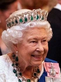 Elizabeth II : Tenues et accessoires similaires à ceux portés par la reine pour son centenaire et à tous les prix