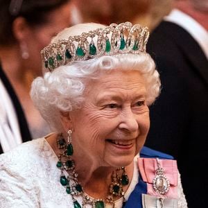 Elizabeth II aurait fêté ses 100 ans dans quelques semaines.

La reine Elizabeth II reçoit les membres du corps diplomatique à Buckingham Palace.
Photo : Bestimage