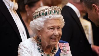 Elizabeth II : Tenues et accessoires similaires à ceux portés par la reine pour son centenaire et à tous les prix