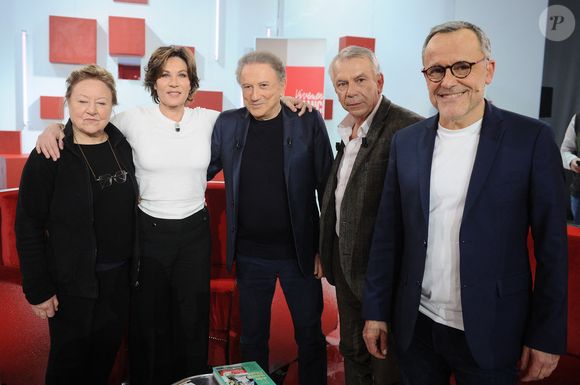 Clemence Massart, Mathilde Seigner, Michel Drucker, Philippe Torreton et Emmanuel Chaunu - Enregistrement de l'émission Vivement dimanche au studio Rive gauche, presentée par Michel Drucker . Diffusion sur France 3 le 22 février 2026 © Guillaume Gaffiot/Bestimage