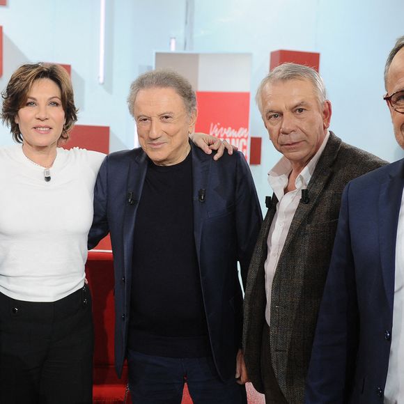 Clemence Massart, Mathilde Seigner, Michel Drucker, Philippe Torreton et Emmanuel Chaunu - Enregistrement de l'émission Vivement dimanche au studio Rive gauche, presentée par Michel Drucker . Diffusion sur France 3 le 22 février 2026 © Guillaume Gaffiot/Bestimage
