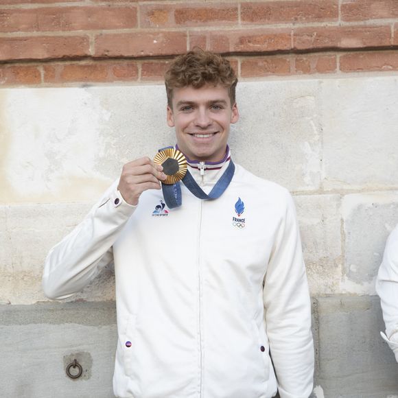 Aux JO de Paris, Léon Marchand a remporté pas moins de cinq médailles olympiques, donc quatre en or. 

Léon Marchand - Les Toulousains ont accueilli avec ferveur les athlètes de la Ville rose et de ses alentours, après leur performance aux Jeux Olympiques de Paris sur la place du Capitole © Frédéric Maligne/Bestimage