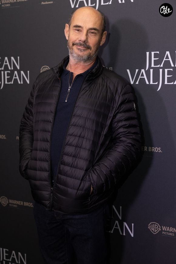 L'ancien Inconnu reconnaît toutefois avoir du mal à exprimer ses sentiments au quotidien.

Bernard Campan à la première du film "Jean Valjean" au cinéma Publicis à Paris le 17 novembre 2025.

© Julien Sarkissian / Bestimage