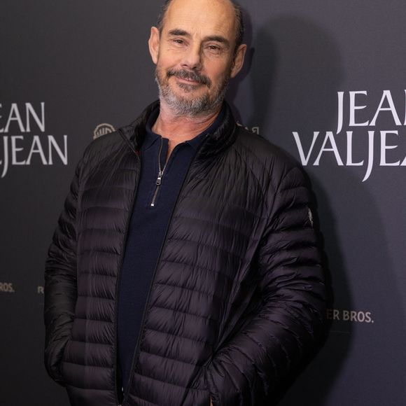 L'ancien Inconnu reconnaît toutefois avoir du mal à exprimer ses sentiments au quotidien.

Bernard Campan à la première du film "Jean Valjean" au cinéma Publicis à Paris le 17 novembre 2025.

© Julien Sarkissian / Bestimage