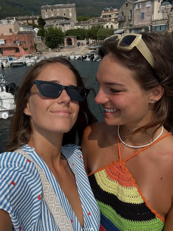 Léa et sa chérie emménagent ensemble !

Léa, aventurière de "Koh-Lanta", pose avec sa compagne.