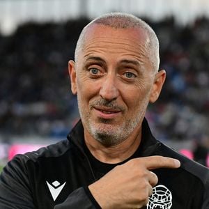 Gad Elmaleh - Célébrités lors du match de gala caritatif entre l’équipe de Nico Capone et celle de Redouane Bougheraba au profit des fondations Théodora et Terres d’espoir en faveur des enfants hospitalisés et des personnes en difficulté au stade de la Tuiliere  à Lausanne en Suisse le 6 Septembre 2025. © Romain Doucelin/Bestimage