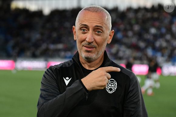 Gad Elmaleh - Célébrités lors du match de gala caritatif entre l’équipe de Nico Capone et celle de Redouane Bougheraba au profit des fondations Théodora et Terres d’espoir en faveur des enfants hospitalisés et des personnes en difficulté au stade de la Tuiliere  à Lausanne en Suisse le 6 Septembre 2025. © Romain Doucelin/Bestimage