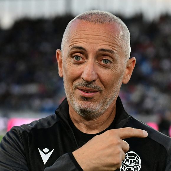 Gad Elmaleh - Célébrités lors du match de gala caritatif entre l’équipe de Nico Capone et celle de Redouane Bougheraba au profit des fondations Théodora et Terres d’espoir en faveur des enfants hospitalisés et des personnes en difficulté au stade de la Tuiliere  à Lausanne en Suisse le 6 Septembre 2025. © Romain Doucelin/Bestimage