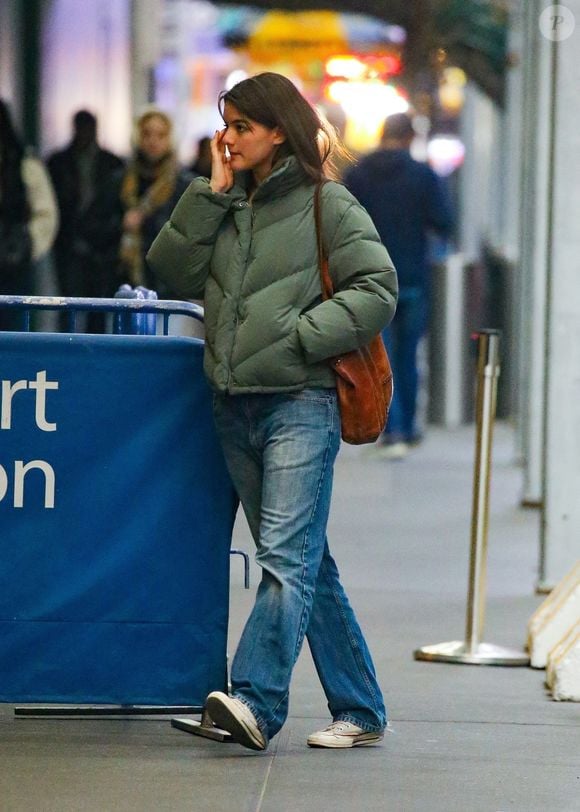 New York, NY - EXCLUSIF - Suri Cruise est arrivée au Barrymore Theatre pour voir sa mère, Katie Holmes, jouer dans « Our Town » pour son anniversaire.