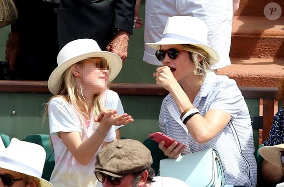 Alice Taglioni et Liv-Helen (la fille de son compagnon L.Delahousse) dans les tribunes lors de la finale homme des Internationaux de Tennis de Roland-Garros à Paris, le 11 juin 2017. © Jacovides-Moreau/Bestimage