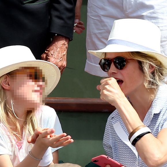 Alice Taglioni et Liv-Helen (la fille de son compagnon L.Delahousse) dans les tribunes lors de la finale homme des Internationaux de Tennis de Roland-Garros à Paris, le 11 juin 2017. © Jacovides-Moreau/Bestimage