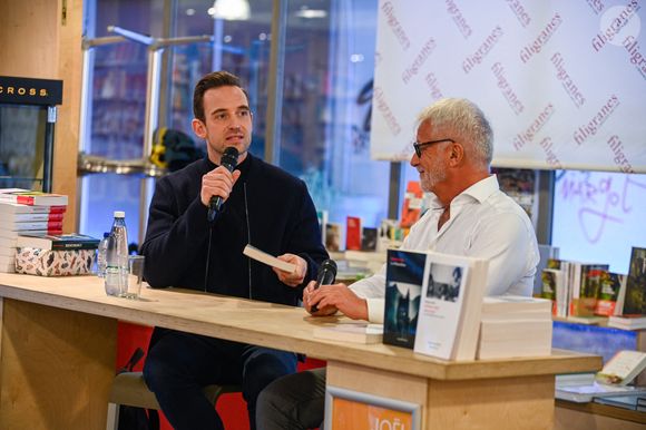 Joël Dicker présente son nouveau livre "Un animal sauvage" à la librairie Filigranes à Bruxelles, le 11 mars 2024. (Frederic Andrieu / Bestimage).