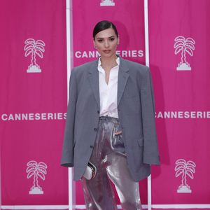 Pas question pour autant de se séparer de sa petite Lena Rose. Dans sa story Instagram, Kleofina Pnishi a ainsi posté un cliché d'une main de son bébé, tout en confiant ses appréhensions en légende : "Être de retour sur un tapis rouge seulement deux mois après l'accouchement n'était pas la chose la plus facile à faire physiquement et mentalement" a-t-elle écrit.

Kleofina Pnishi lors de la projection de la série "Faux-semblants" de la Saison 6 du Festival International CanneSeries au Palais des Festivals de Cannes, le 15 avril 2023. 

© Denis Guignebourg/Bestimage