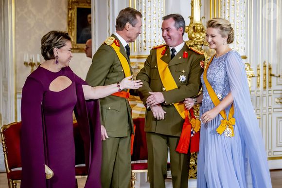 Le menu du diner a été dévoilé et il met l'eau à la bouche.

Grand-Duc Henri (Le grand-duc Henri de Luxembourg), Grande Duchesse Maria Teresa (La grande-duchesse Maria Teresa de Luxembourg), Grand-duc Guillaume (Le prince Guillaume, grand-duc héritier de Luxembourg), Stéphanie de Luxembourg (La comtesse Stéphanie de Lannoy, grande-duchesse héritière de Luxembourg), cérémonie d'adieu au Palais grand-ducal dans le cadre des célébrations marquant le changement de trône à Luxembourg, jour 1 à Luxembourg-Ville, Luxembourg, 3 octobre 2025. Photo by Dana Press / Bestimage