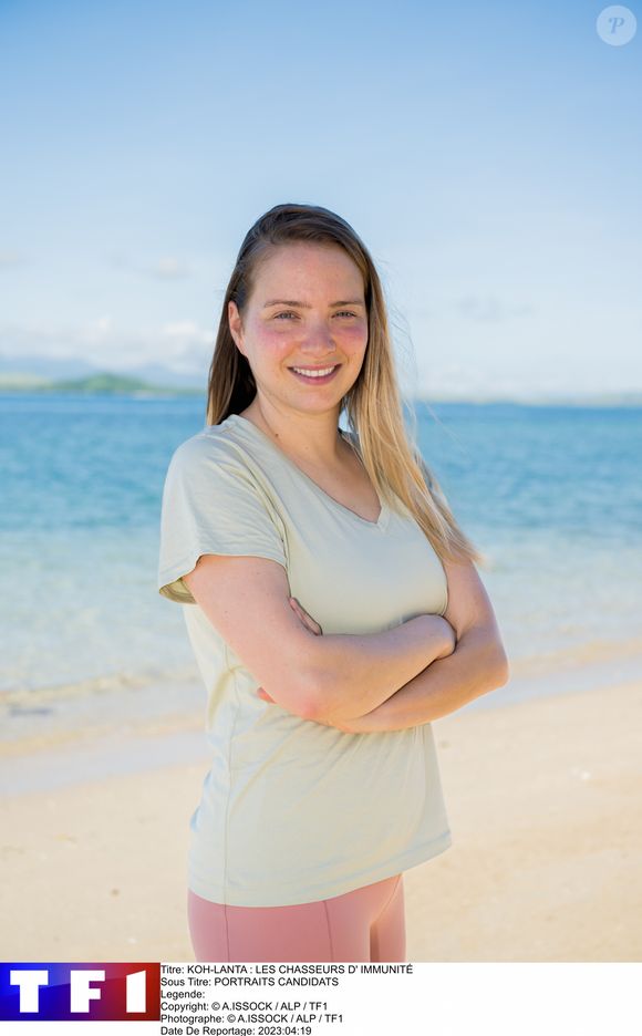 Il s'agit de Pauline, révélée en 2024 dans "Les Chasseurs d'immunité".

Pauline, candidate de "Koh-Lanta 2024", sur TF1