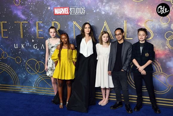 Angelina Jolie et ses enfants : Shiloh, Zahara, Vivienne, Knox et Maddox au photocall de la projection du film Eternals (Les Eternels) au BFI Imax à Londres le 27 octobre 2021. AGENCE / BESTIMAGE