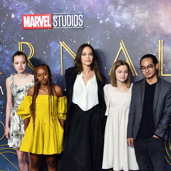 Angelina Jolie et ses enfants : Shiloh, Zahara, Vivienne, Knox et Maddox au photocall de la projection du film Eternals (Les Eternels) au BFI Imax à Londres le 27 octobre 2021. AGENCE / BESTIMAGE