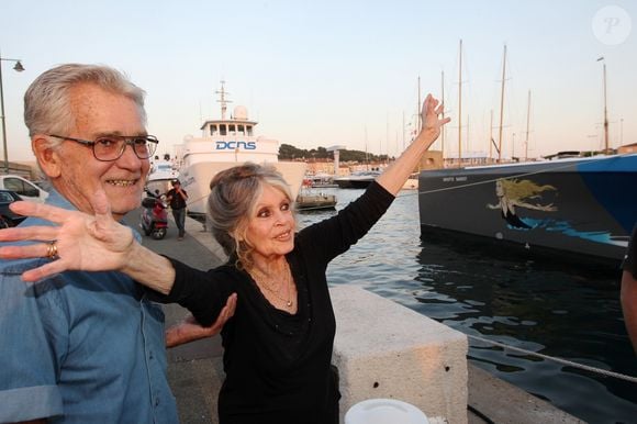 Exclusif - Brigitte Bardot et son mari Bernard d'Ormale avant qu'elle pose avec l'équipage de Brigitte Bardot Sea Shepherd, le célèbre trimaran d'intervention de l'organisation écologiste, sur le port de Saint-Tropez, le 26 septembre 2014 en escale pour 3 jours à deux jours de ses 80 ans. 
© Philippe Arnassan / Nice Matin / Bestimage